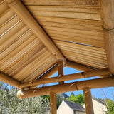 tiki bar en bambou dans le jardin